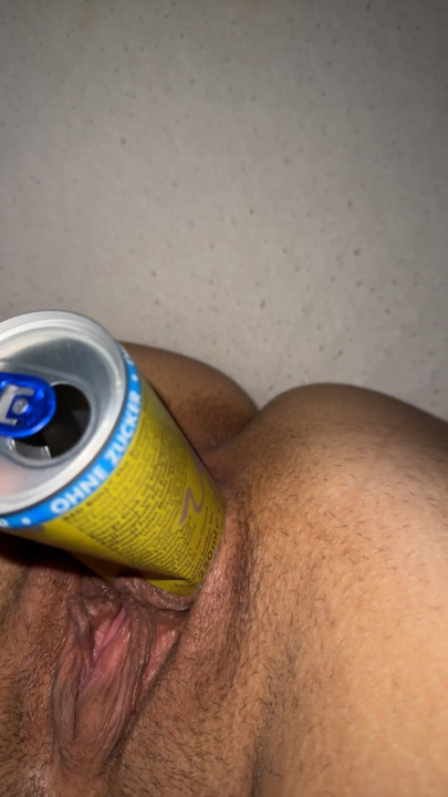 Mengongkek pepek saya dengan redbull