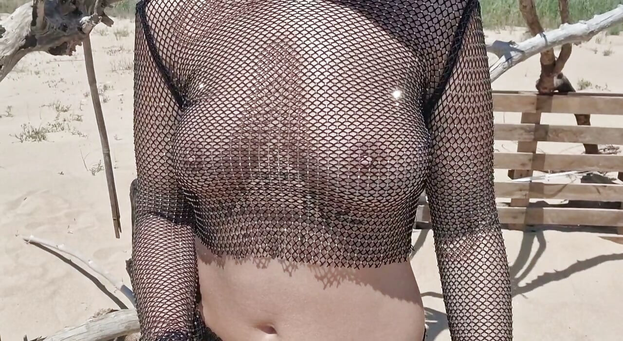 โชว์นมและหีบนชายหาด