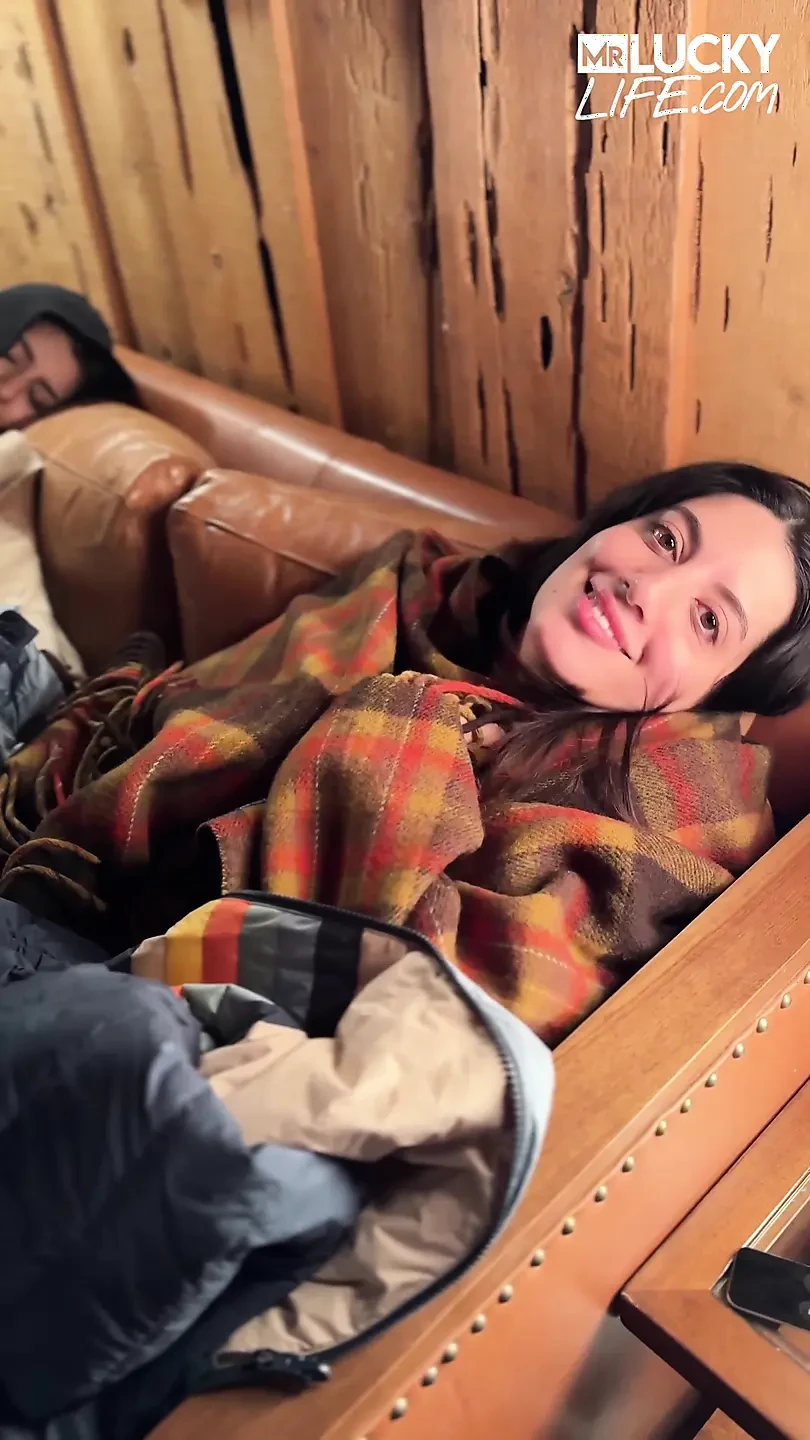 Веселе секс-побачення на березі вогню з Роксі Сіннджер і Сарою Араб