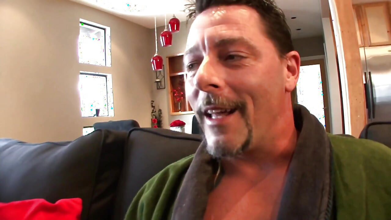 Vruća brineta jebe se s velikim kurcem učitelja