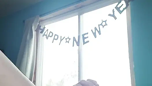 Orta yaşlı seksi kadın mor dildoyla oynuyor!.