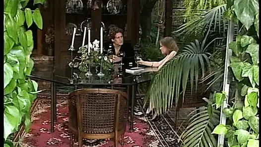 Brünette schönheit bekommt ihre super nasse muschi geleckt und lang gestreichelt Dann fickt sie