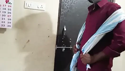 Hintli ateşli güzel teyze yatak odasında hizmetçiyle sikişiyor