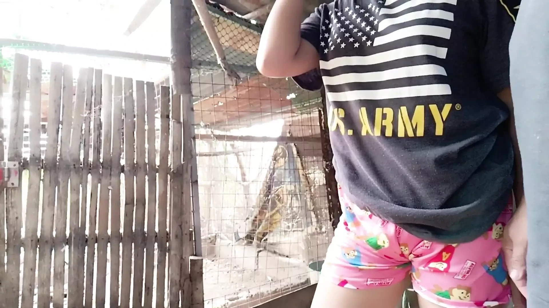เราพบบ้านร้างบนท้องถนนและลองเย็ดในที่สาธารณะที่เสี่ยงภัย
