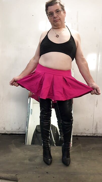 Kurzer Rock und Overknees!