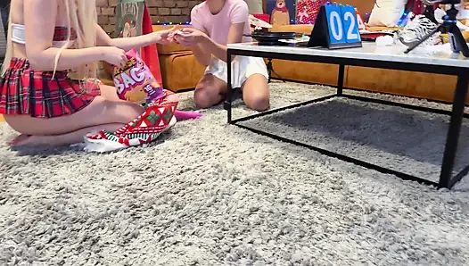 Dua gadis sekaligus mempersembahkan satu cowok dan satu game roulette mini dengan tantangan ngocok kontol cfnm