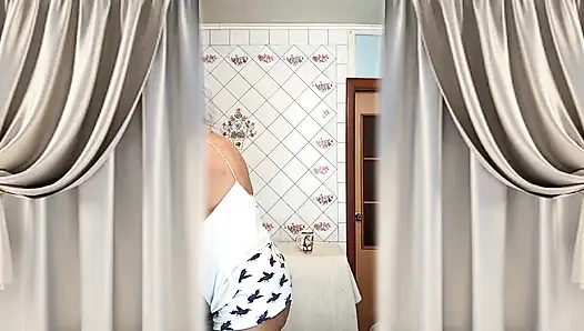 Die Attraktive Hausfrau Lukerya in Der Küche