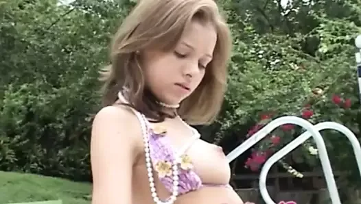 Gata adolescente sozinha na piscina dedilha sua buceta