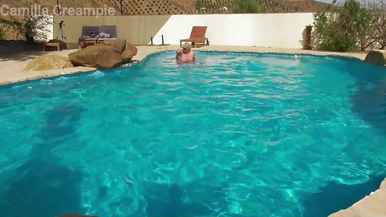 Neuken in het zwembad op vakantie