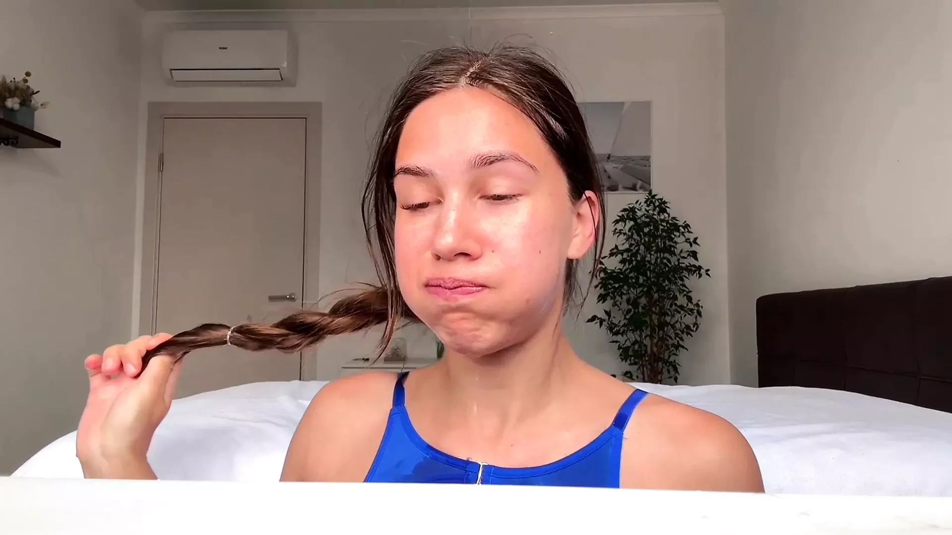 Yüksek sesle inliyor ve ıslak amcık patlaması😻