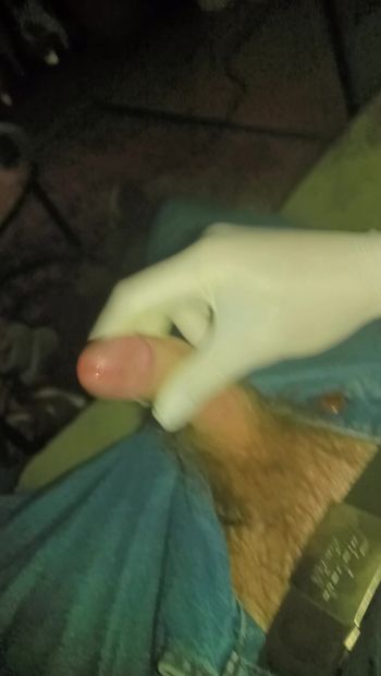 Moi et ma bite sur le canapé avec des gants de doktor en train de se masturber.