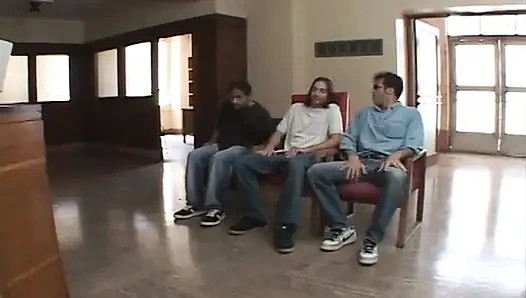 Cewek jalang seksi dicrot di muka setelah nyepong kontol yang berbeda