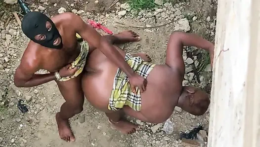 Прокрался, чтобы поработать любовью с одним из дворцовых охранников