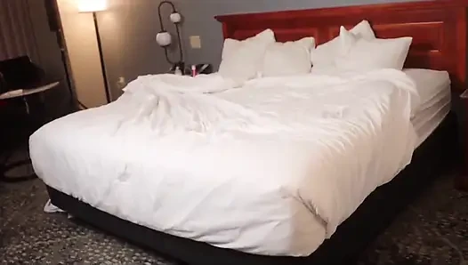 Schwarze teen stieftochter teilt ein hotelbett mit stiefvater und verführt ihn, sie zu besamen x realmaxxxsteele