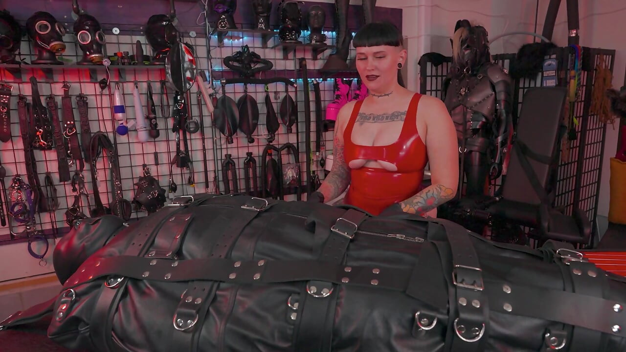 Bondage Sack Sub dostaje brzmiące przez Pani Nacke