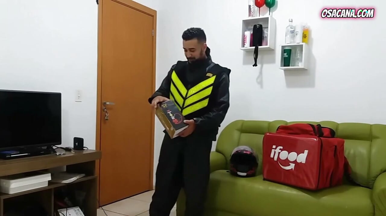 Atıştırma kuryesi adam ateşli genç kızla