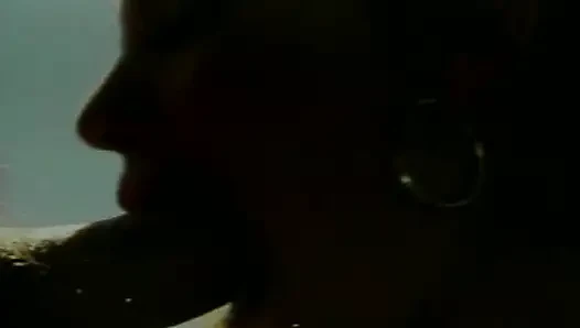 Seksi sarışın sürtük açık havada ateşli sikişiyor