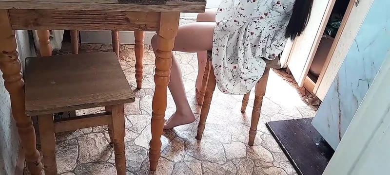 Я застукала свою соседку, громко стонущей, и мы кончаем вместе