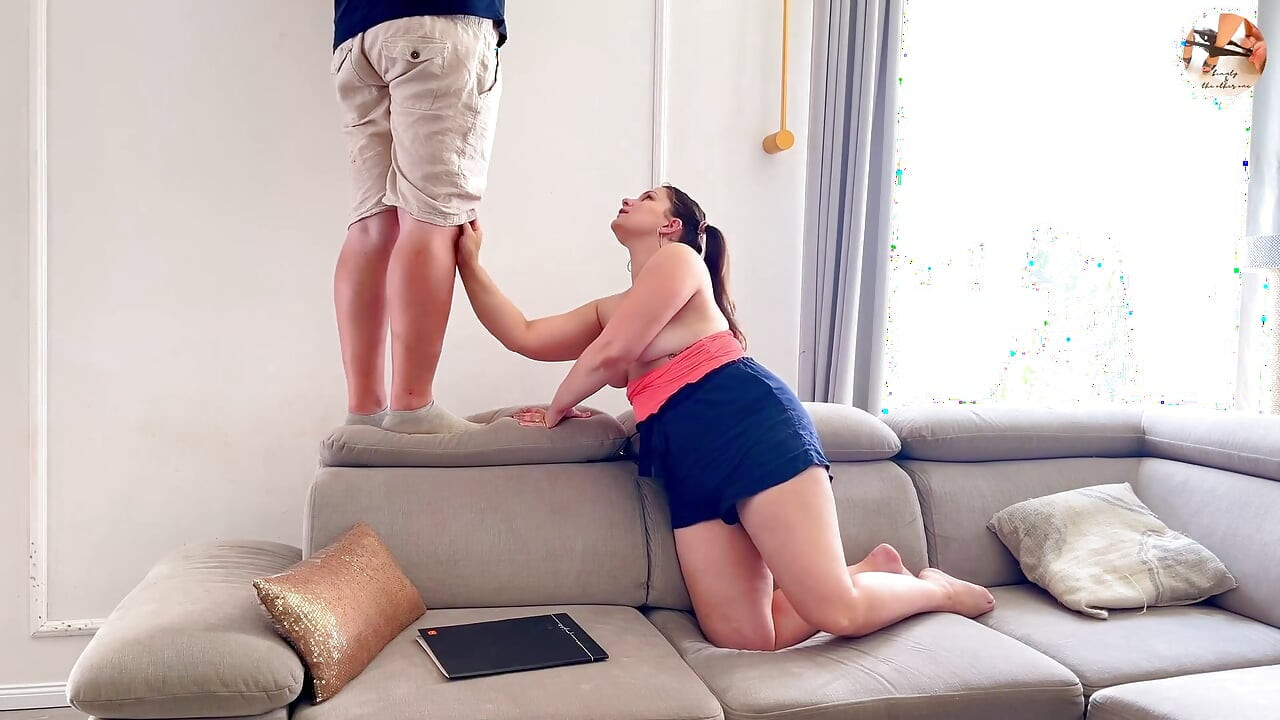 그의 자지를 빨고 싶어하게 만든 에어콘 고정 그를 보고