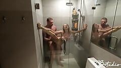 Współlokatorka chciała wziąć prysznic, ale prysznic był zajęty i zaproponowała, że się razem myje