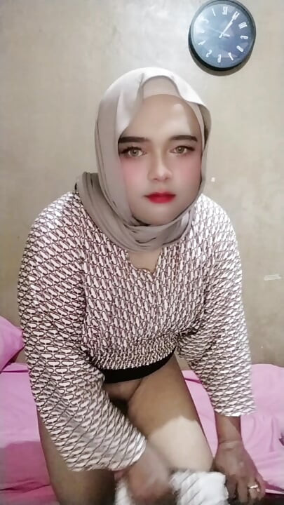 Ivvy crossdresser hijab feels horny after a month. Then she cums