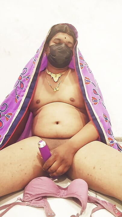 ディパリのシーメール、妻のセックストイとブラ、サリーのホットなセックス動画を楽しんでいます