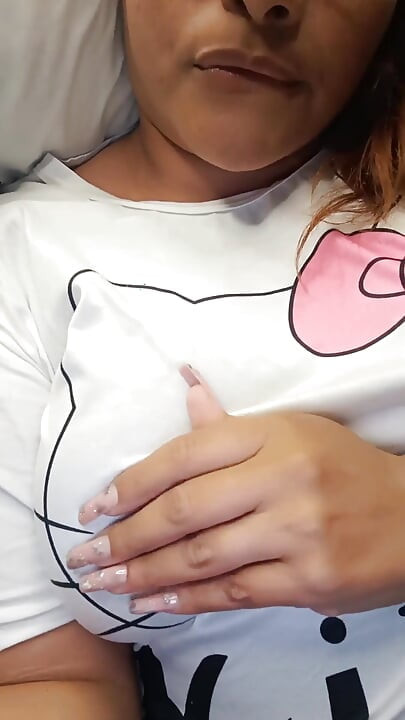 Latina BBW se masturbează în timp ce spune povești murdare cu lesbiene