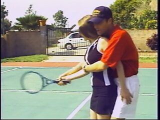 好色的黑发女郎在网球比赛后变得饥渴，并在球场上和一个壮男做爱
