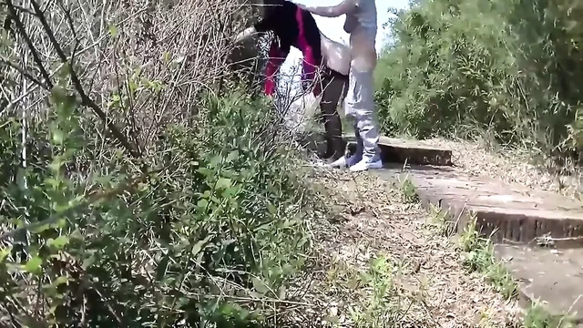 Китайская милфа в публичном парке.mp4