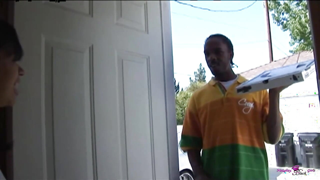 Μια σκύλα με μεγάλο κώλο είναι πολύ καλή στο να παίρνει βαθιά πίπα και να καβαλάει έναν μεγάλο μαύρο κόκορα.