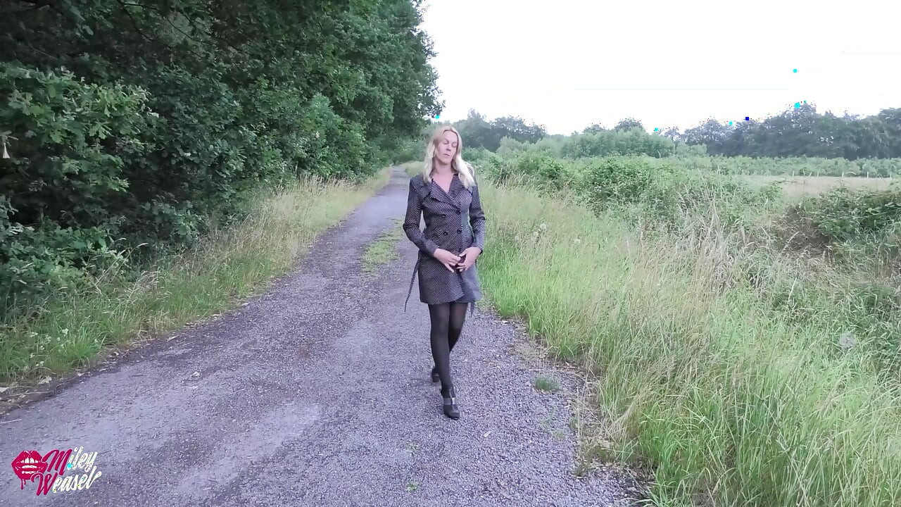 Une photo risquée dans les bois. Tout dans le cul !