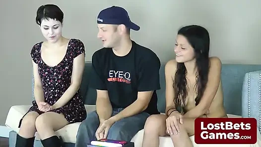 Она не может сдержать оргазм, который рвет через нее