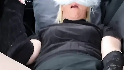 Aku merasa terangsang di dalam mobil sehingga menyenangkan memekku.