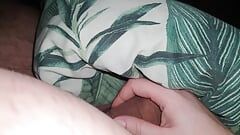 Stiefmoeder in bed trekt lul stiefzoon af zonder handschoenen