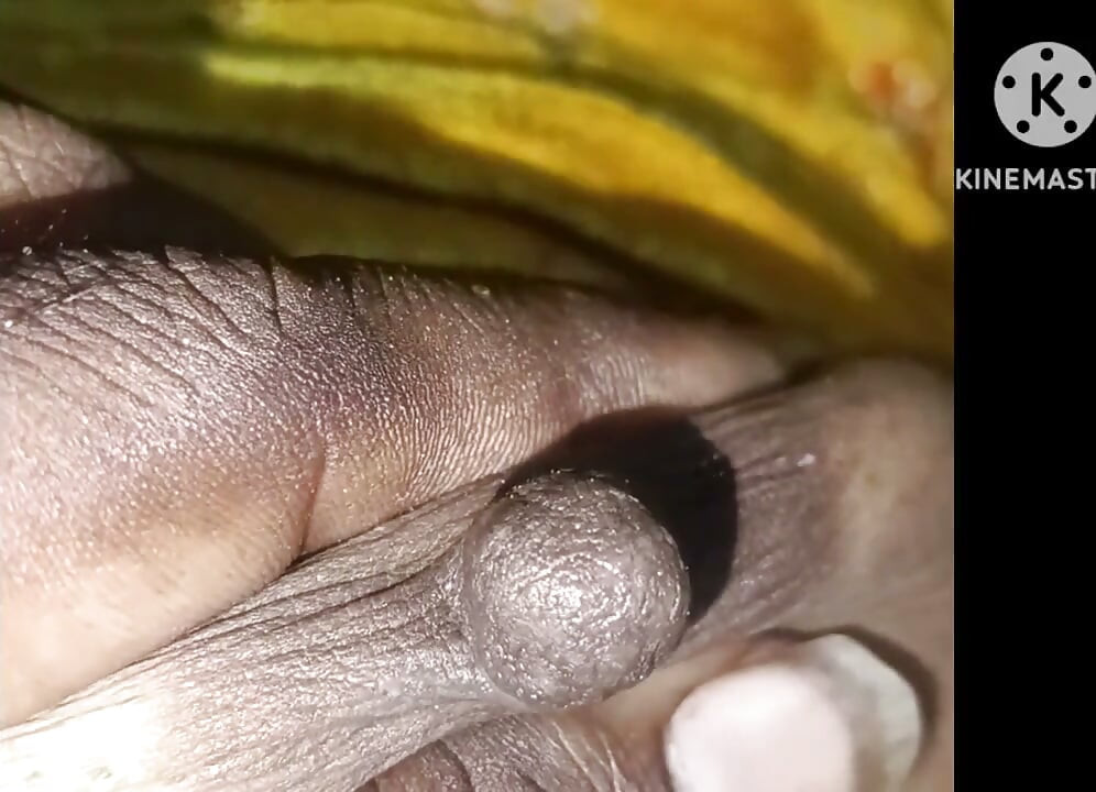 Bhabhi wyciągnęła sok z cipki, dodając do niego wodę