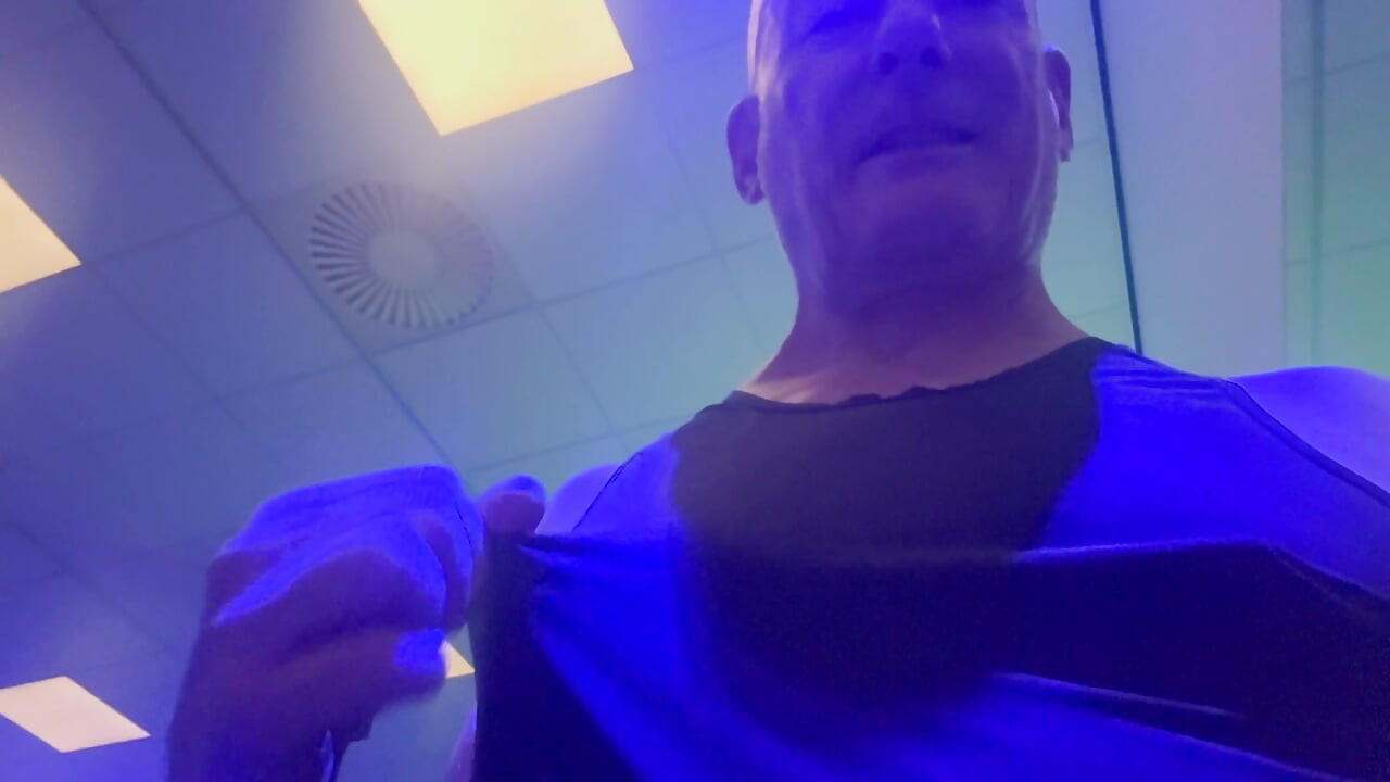 Daddy Cum Pig joacă cu sfârcurile la sală