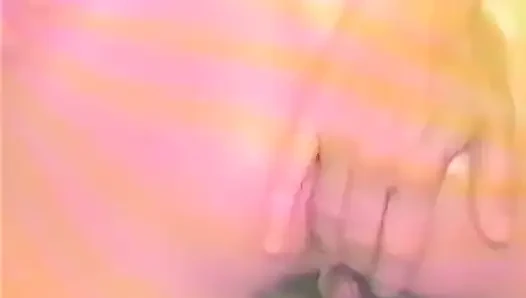 Yaşlı esmer dildolarla her iki deliğini de sikiyor