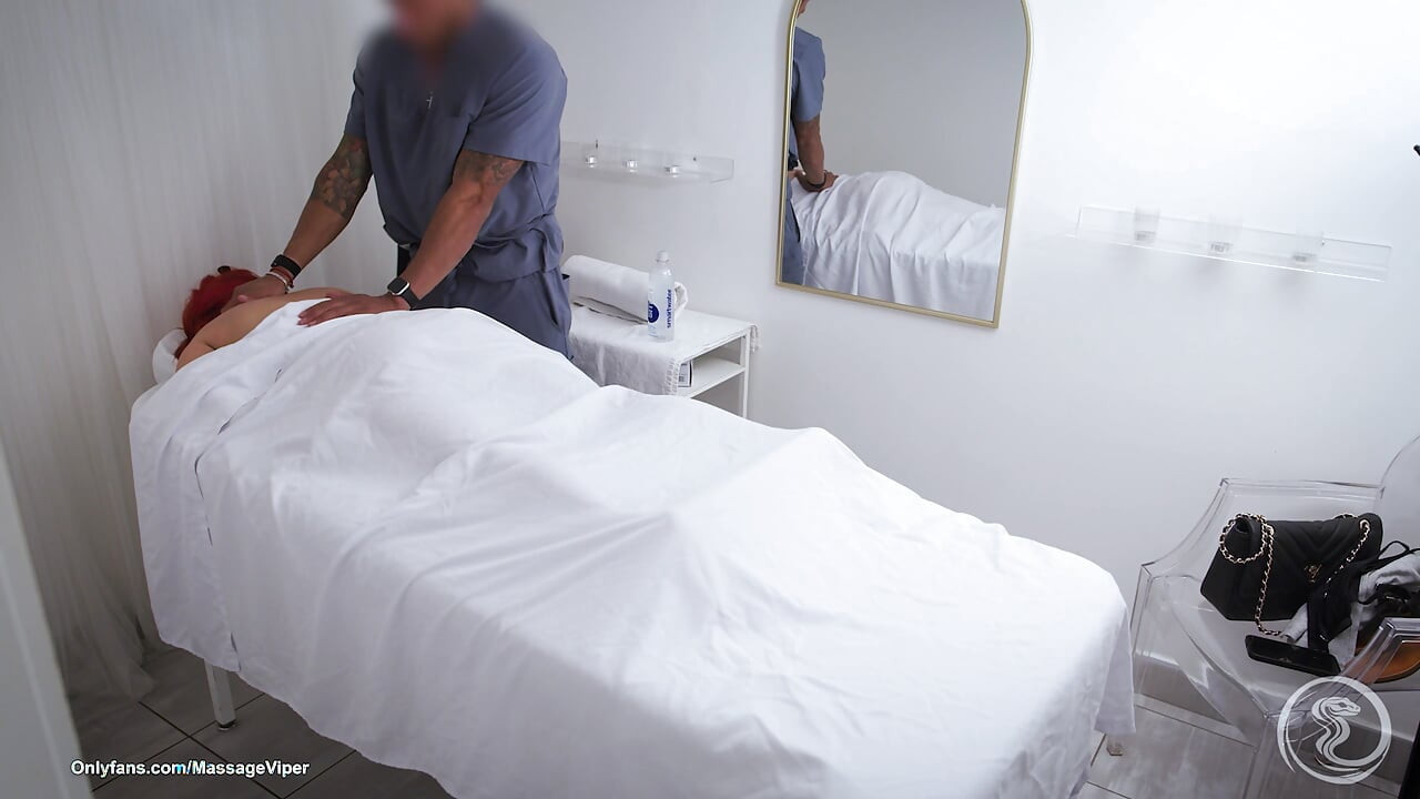 Cliente Peituda Abre as Pernas na Mesa de Massagem 69, Facesitting, Estilo Cão & Ejaculação Facial nos Peitos