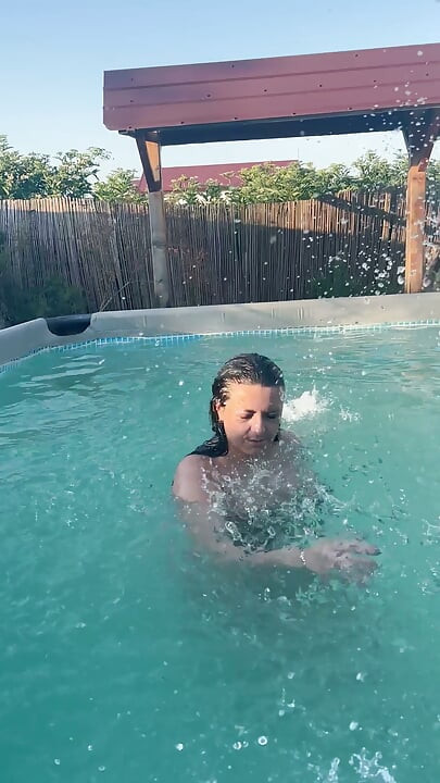Minik bikinili seksi havuzda azdırma