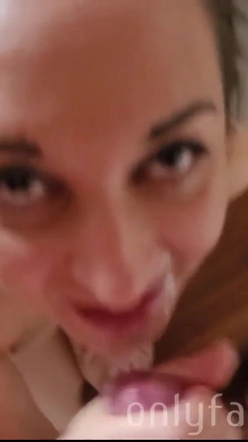 Λατρεύω να κάνω στρόφιγγες χύσια το πρωί | Κλιπ 1