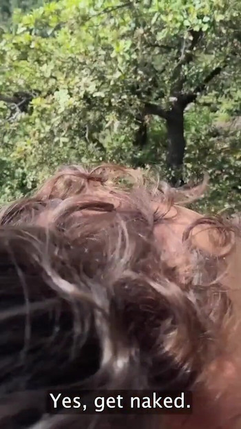 Fesselnder moment von "HUNT4K. Sie demütigt ihren freund, während sie den schwanz eines riesigen bikers im wald lutscht"