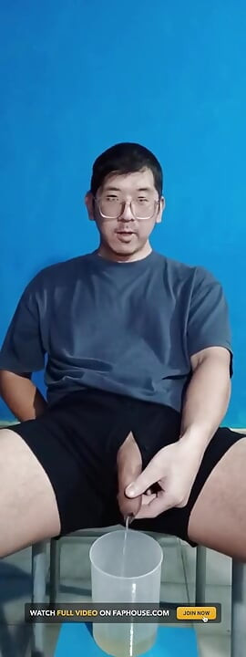 Pertama kali ngabisin video kencingnya