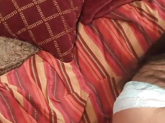 Morena cachonda con tetas naturales se masturba en la silla solo