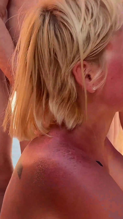 Den blonde babe Vera Jarw får sin mund kneppet af store pikke!