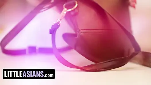 Küçük Asyalılar - pembe saçlı minyon Asyalı tatlı Vina Sky ve minik amcığını siktiriyor