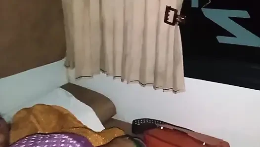 Klimali otobüste riskli oral seks. Sıcak Desi Priti Bhabhi.