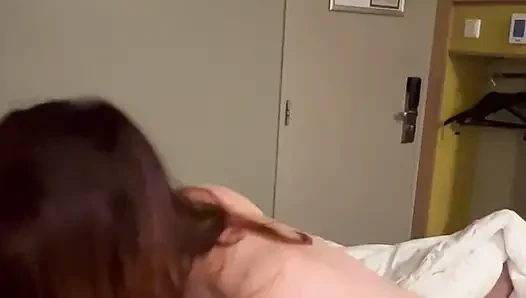 Cewek sange ini lagi asik penggemarku sampai toketnya gondal-gandul