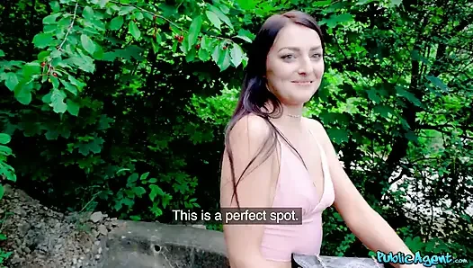 Agent - ganz natürliche katy rose wird im park geritten und nimmt eine große ladung auf