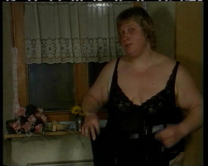 BBWのドイツ人アマチュア女が大きなセックスおもちゃで遊ぶ