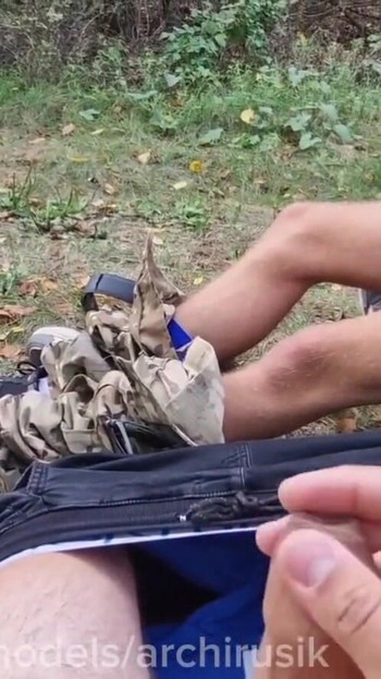 Nezaobilazan trenutak iz "Prolazni kreten na krstarenju dao je puno sperme iz svog velikog kurca. Vojni regrut"